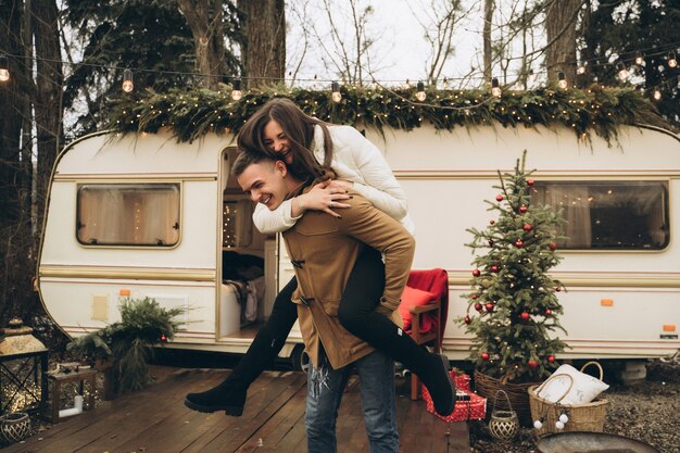 Couple amoureux dans une remorque