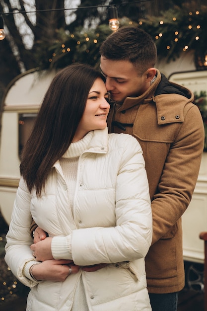 Couple amoureux dans une remorque