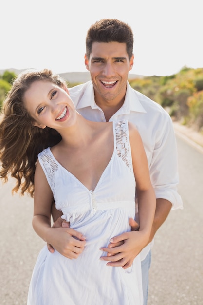 Couple d&#39;amoureux debout sur la route de campagne