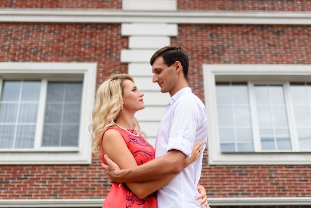 Un couple amoureux descend dans la rue.