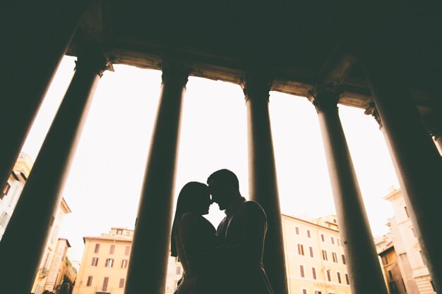 Couple D'amoureux Devant Le Panthéon à Rome