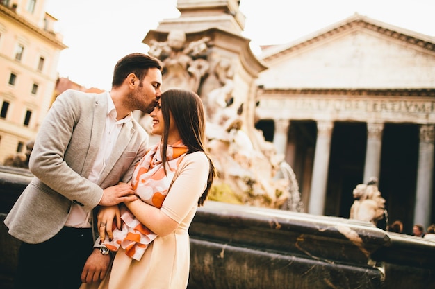 Couple d&#39;amoureux devant le Panthéon à Rome