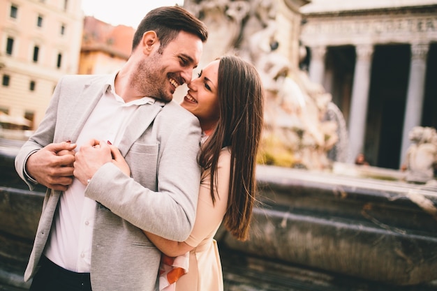 Couple d&#39;amoureux devant le Panthéon à Rome