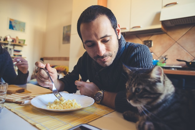 couple amoureux eatingin déjeuner