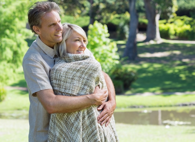 Couple d&#39;amoureux embrassant dans le parc