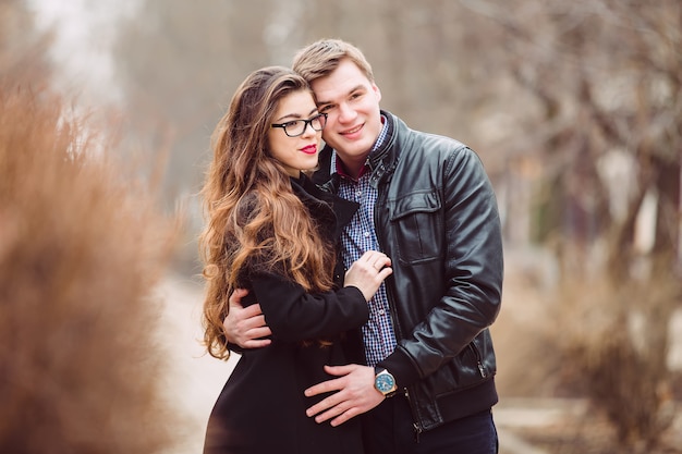 Couple d'amoureux embrassant sur des sapins