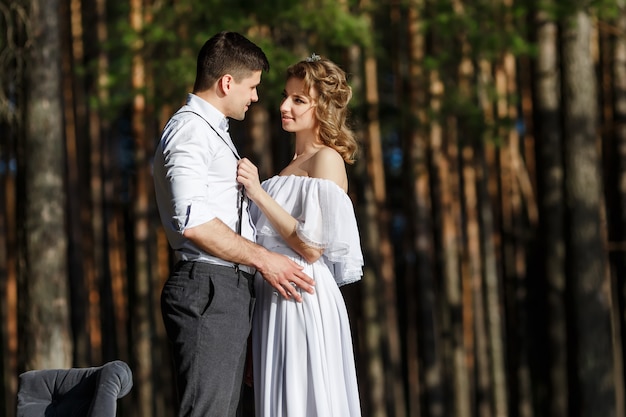 Couple d'amoureux embrassant