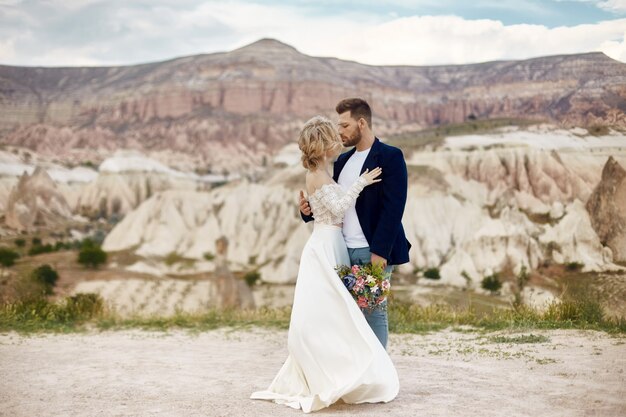 Couple amoureux embrasse et embrasse dans de fabuleuses montagnes dans la nature.