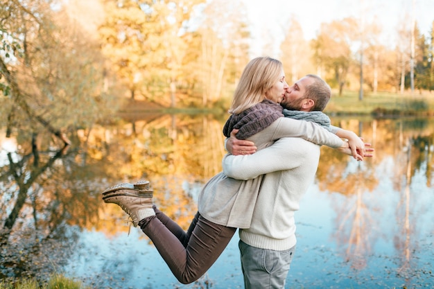 Couple d'amoureux embrasse et embrasse la nature.