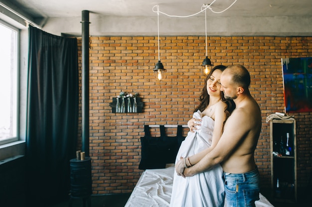 Couple amoureux enceinte s&#39;allonger dans son lit en attendant bébé