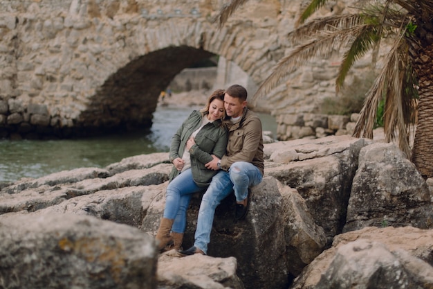 couple amoureux est assis sur la baie près de palmiers