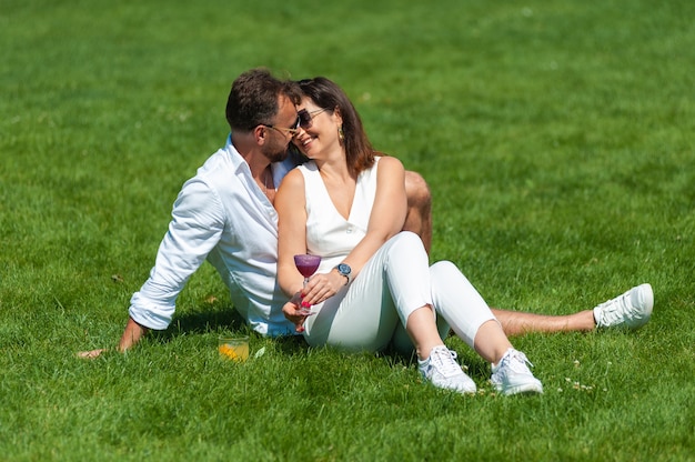 Couple d'amoureux en été sur l'herbe verte