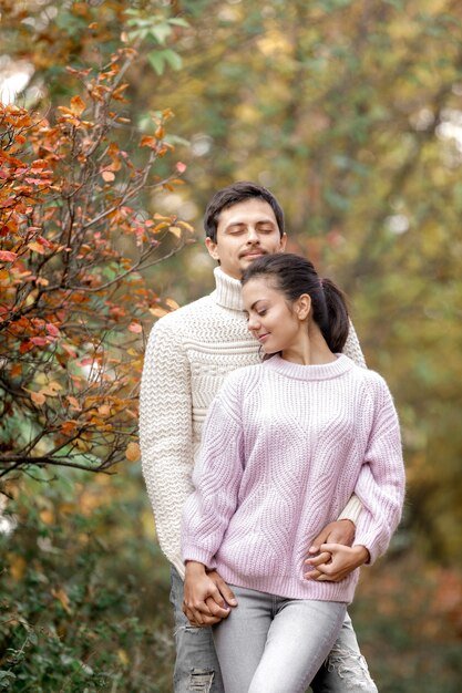 Couple amoureux étreignant sur la belle journée d'automne dans le parc. heureux moments de vie