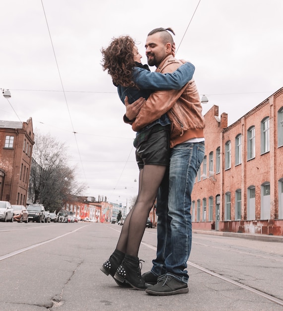 Couple amoureux étreignant debout dans la rue de la ville