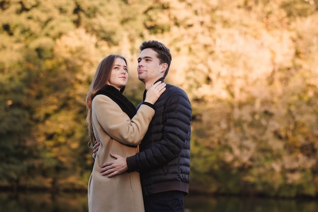 Couple amoureux étreignant à l'extérieur