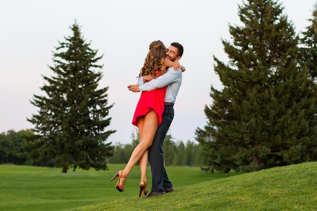 Couple amoureux étreignant passionnément la rencontre tant attendue des deux amants