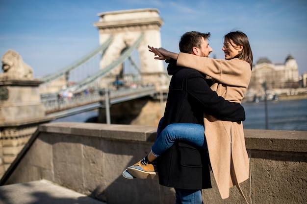 Couple amoureux étreindre de la magnifique vue sur le paysage de Budapest, Hongrie