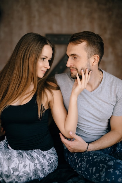 Un couple amoureux face à face en gros plan