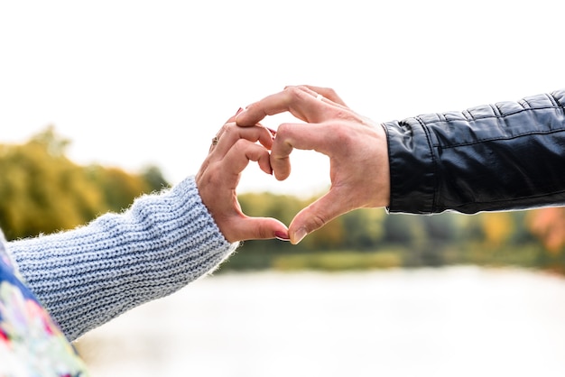 Couple amoureux faisant un coeur