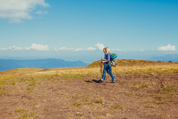 Couple d'amoureux faisant de la marche nordique ensemble, mode de vie sain