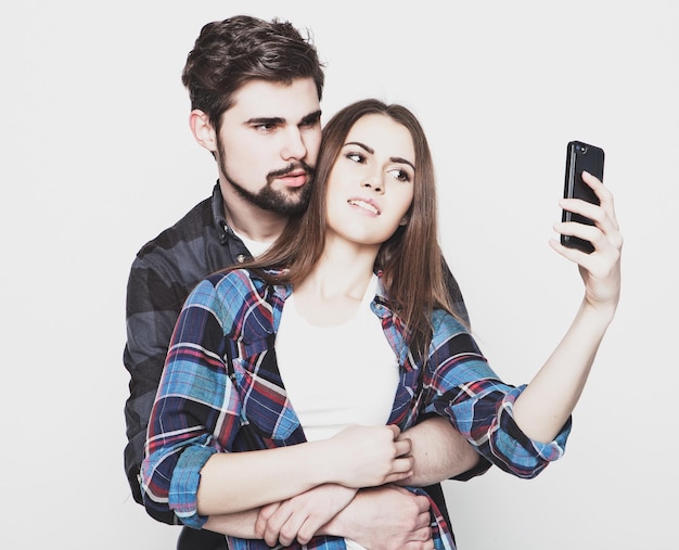 Couple d'amoureux faisant selfie
