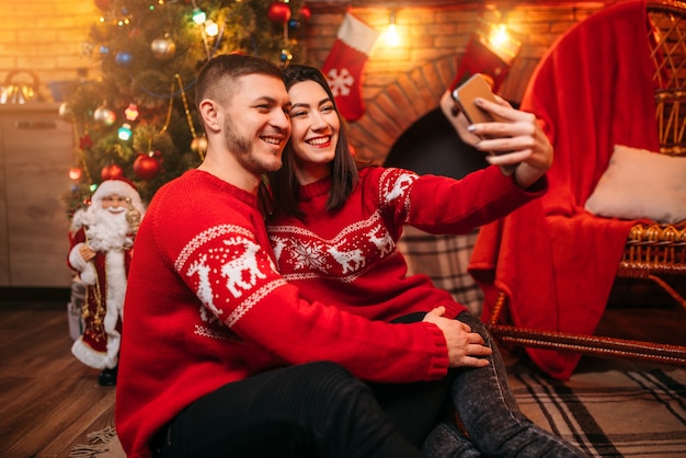 Couple amoureux fait selfie, célébration de Noël