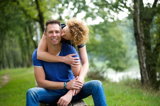 Couple d&#39;amoureux avec femme embrassant l&#39;homme