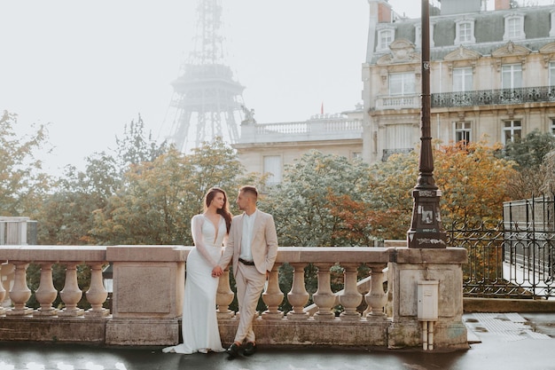 Couple amoureux Femme en robe blanche et homme en chemise