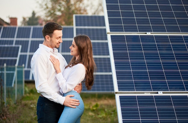 Couple d'amoureux à la ferme solaire