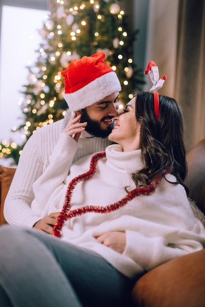 Un couple amoureux fête Noël