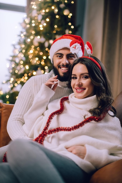 Un couple amoureux fête Noël