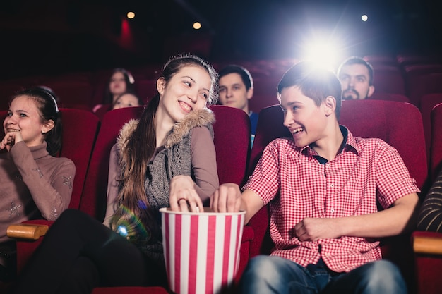 Un couple amoureux flirte au cinéma et mange du pop-corn