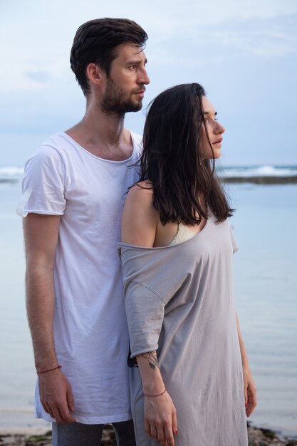 Un couple amoureux sur fond de mer au coucher du soleil