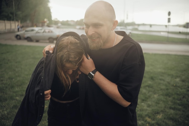 Un couple amoureux fuit la pluie le mec couvre la fille avec sa veste