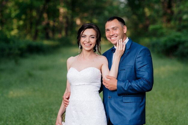 Un couple amoureux un gars et une fille sur une promenade dans la ceinture de la forêt