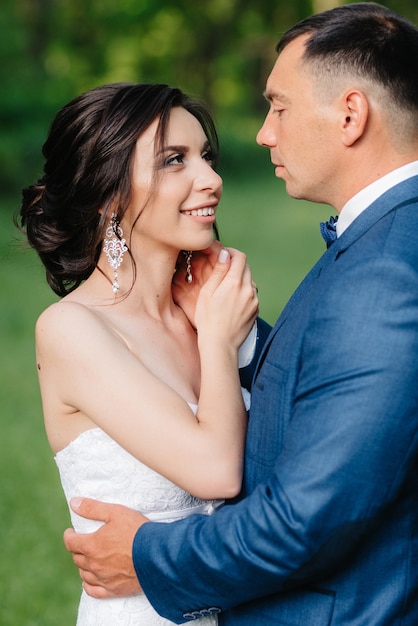 Un couple amoureux un gars et une fille sur une promenade dans la ceinture de la forêt