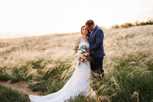 Un couple amoureux un gars et une fille sur une promenade dans la ceinture de la forêt