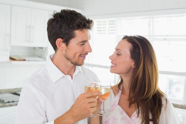 Couple d&#39;amoureux grillage des verres à vin à la maison