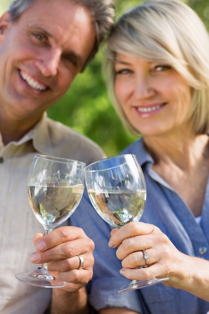 Couple d&#39;amoureux grillage des verres à vin