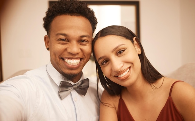 Couple amoureux heureux de prendre un selfie avant la date de manière formelle excité pour une fête ou un dîner ensemble Homme africain avec une femme souriante en robe de soirée allant au travail événement ou célébration au restaurant