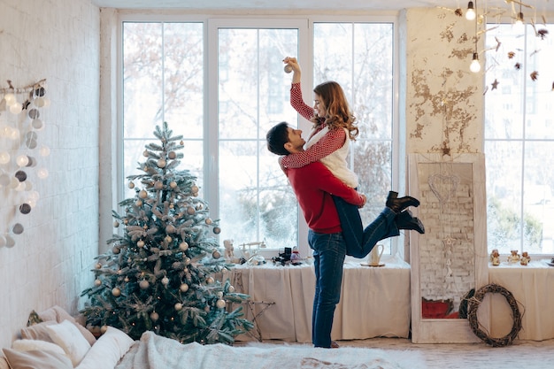 Couple d'amoureux heureux la veille de Noël