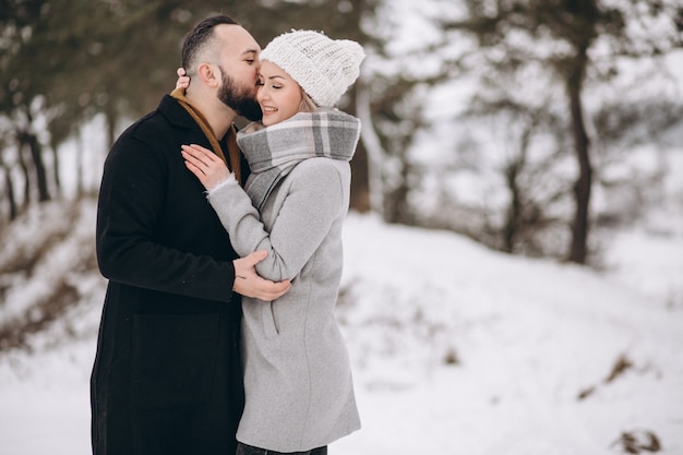 Couple amoureux en hiver