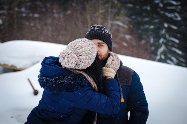 Couple amoureux en hiver