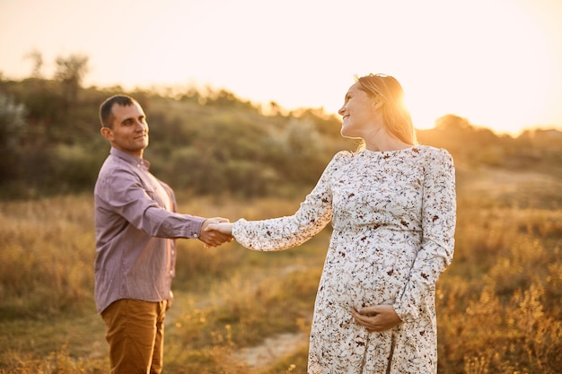 Couple amoureux homme caucasien et femme main dans la main à l'extérieur