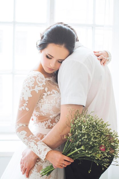 Couple d'amoureux homme et femme mariée et le marié étreignant