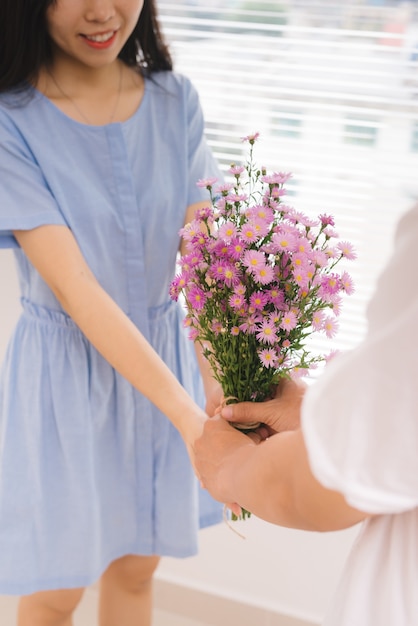 Couple amoureux. Homme romantique donnant des fleurs à sa petite amie