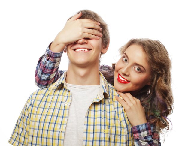 Couple amoureux. Jeune femme fermant les yeux de son petit ami.