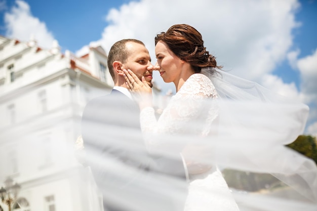 Photo un couple d'amoureux de jeunes mariés se promène dans la vieille ville en journée ensoleillée d'été