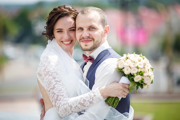 Un couple d'amoureux de jeunes mariés se promène dans la vieille ville en journée ensoleillée d'été