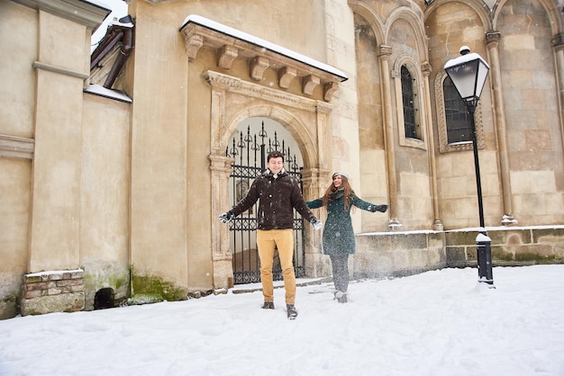 Couple amoureux jouer avec la neige et heureux ensemble pendant les vacances d'hiver à l'extérieur